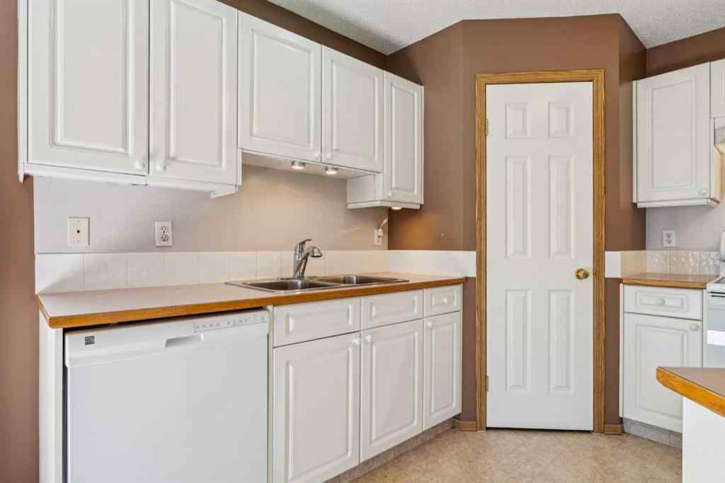 MLS® A2251429 - 38 Somervale Point SW in Somerset Calgary, Residential