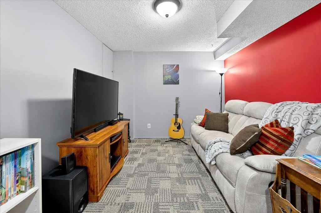 MLS® A2251446 - 6419 26 Avenue NE in Pineridge Calgary, Residential