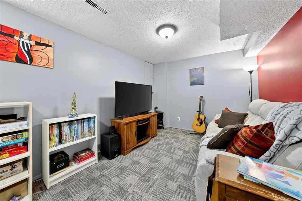 MLS® A2251446 - 6419 26 Avenue NE in Pineridge Calgary, Residential