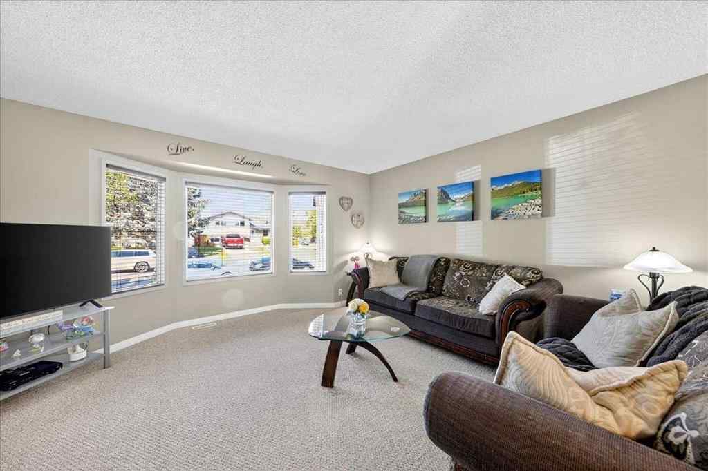 MLS® A2251446 - 6419 26 Avenue NE in Pineridge Calgary, Residential