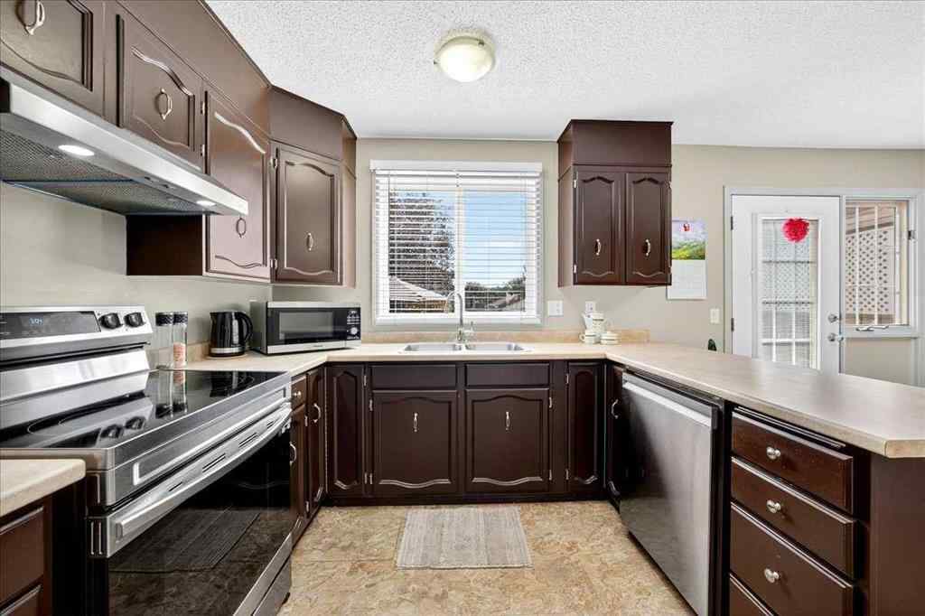 MLS® A2251446 - 6419 26 Avenue NE in Pineridge Calgary, Residential