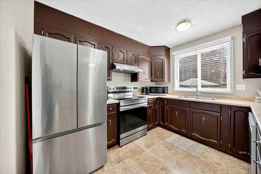 MLS® A2251446 - 6419 26 Avenue NE in Pineridge Calgary, Residential