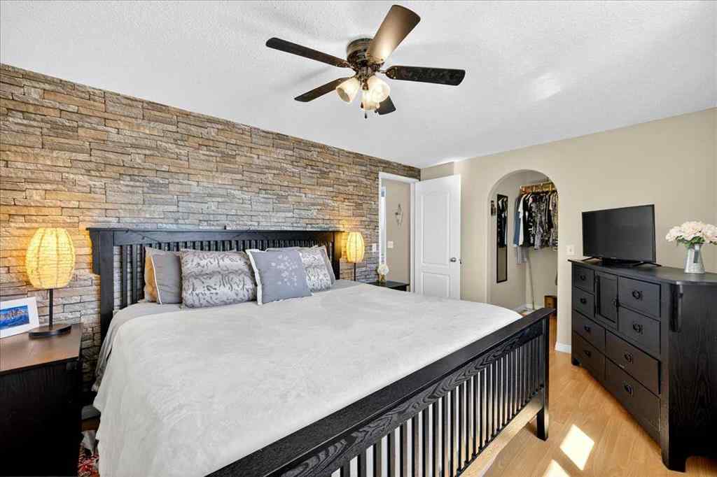 MLS® A2251446 - 6419 26 Avenue NE in Pineridge Calgary, Residential