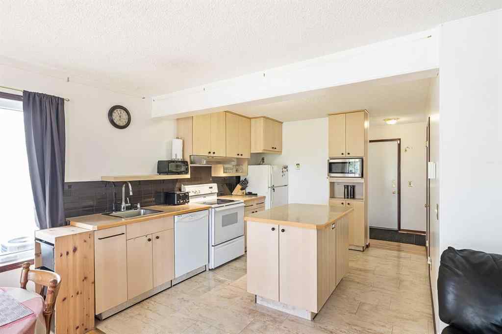 MLS® A2251447 - 7242 Laguna Way NE in Monterey Park Calgary, Residential