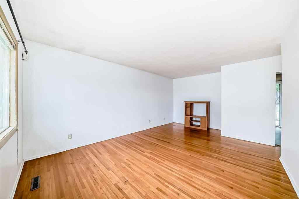 MLS® A2251474 - 2809 38 Street SW in Glenbrook Calgary, Residential