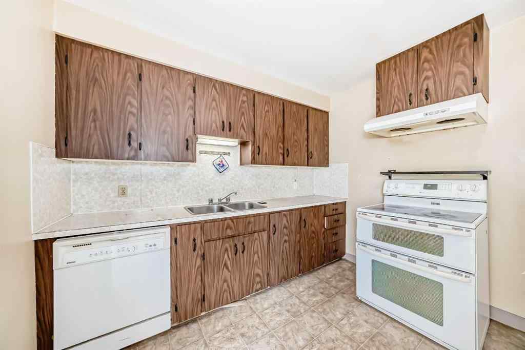 MLS® A2251474 - 2809 38 Street SW in Glenbrook Calgary, Residential