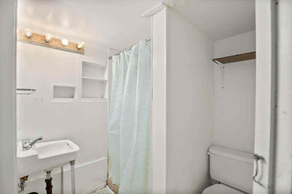 MLS® A2251476 - 5812 52 Avenue  in Riverside Meadows Red Deer, Residential