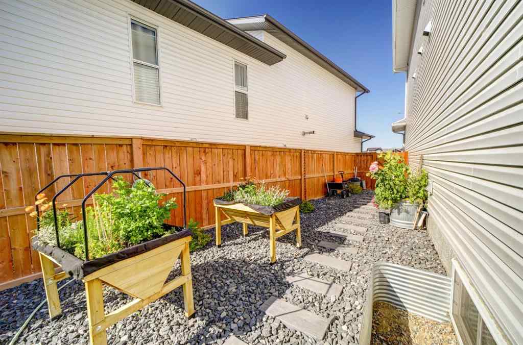 MLS® A2251492 - 2725 46 Street S in Discovery Lethbridge, Residential