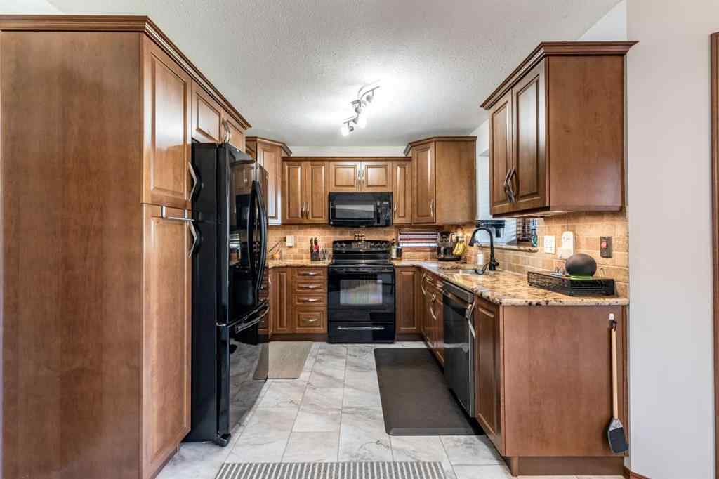 MLS® A2251496 - 18 Rideau Green SE in Ross Glen Medicine Hat, Residential