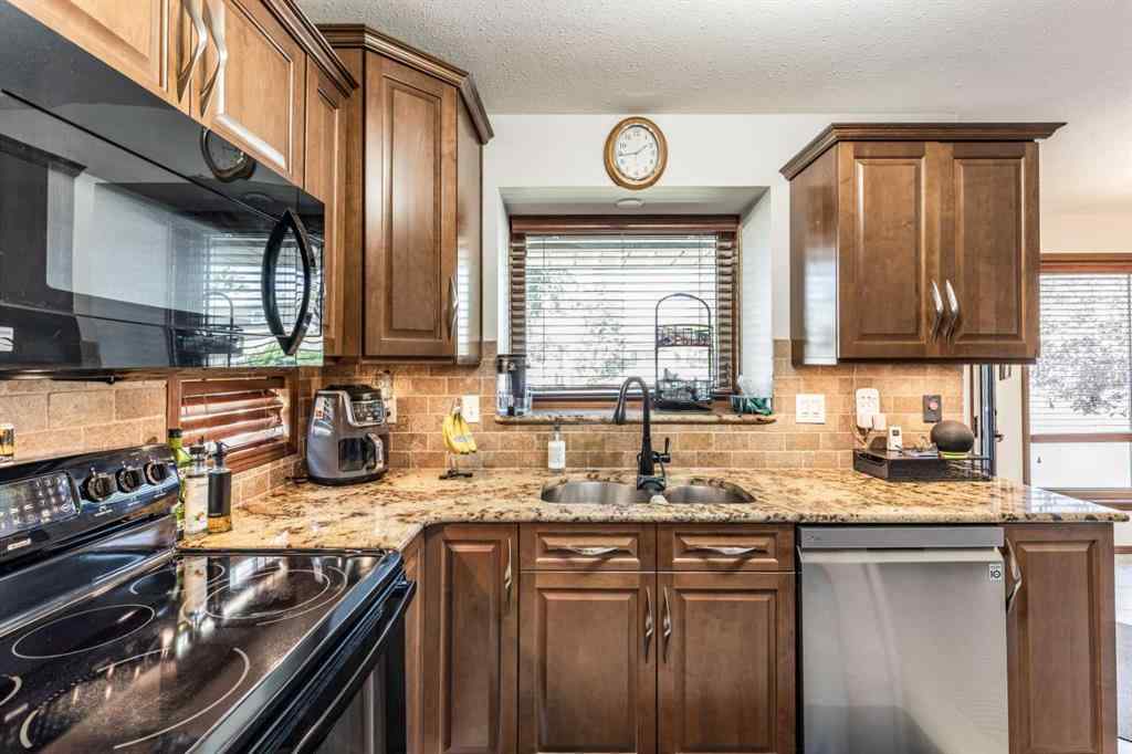 MLS® A2251496 - 18 Rideau Green SE in Ross Glen Medicine Hat, Residential