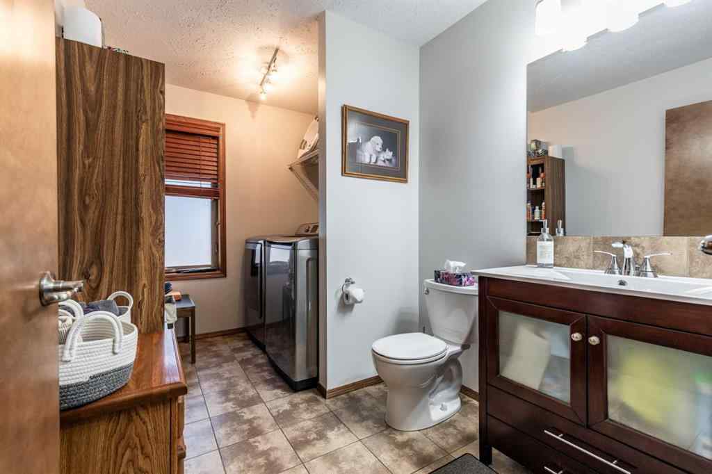 MLS® A2251496 - 18 Rideau Green SE in Ross Glen Medicine Hat, Residential