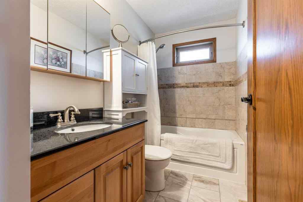 MLS® A2251496 - 18 Rideau Green SE in Ross Glen Medicine Hat, Residential