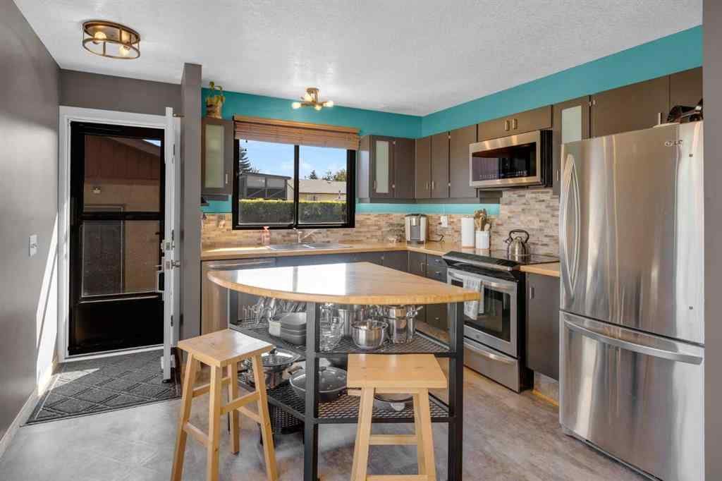 MLS® A2251516 - 968 Abbotsford Drive NE in Abbeydale Calgary, Residential