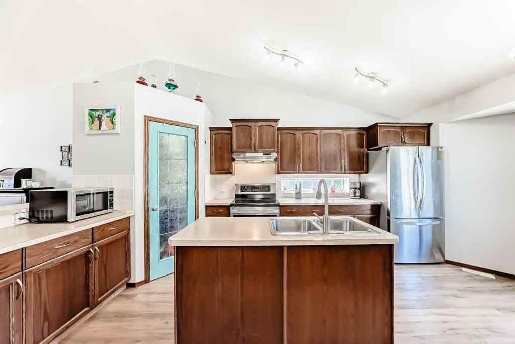 MLS® A2251565 - 283 Highland Circle  in Hillview Estates Strathmore, Residential