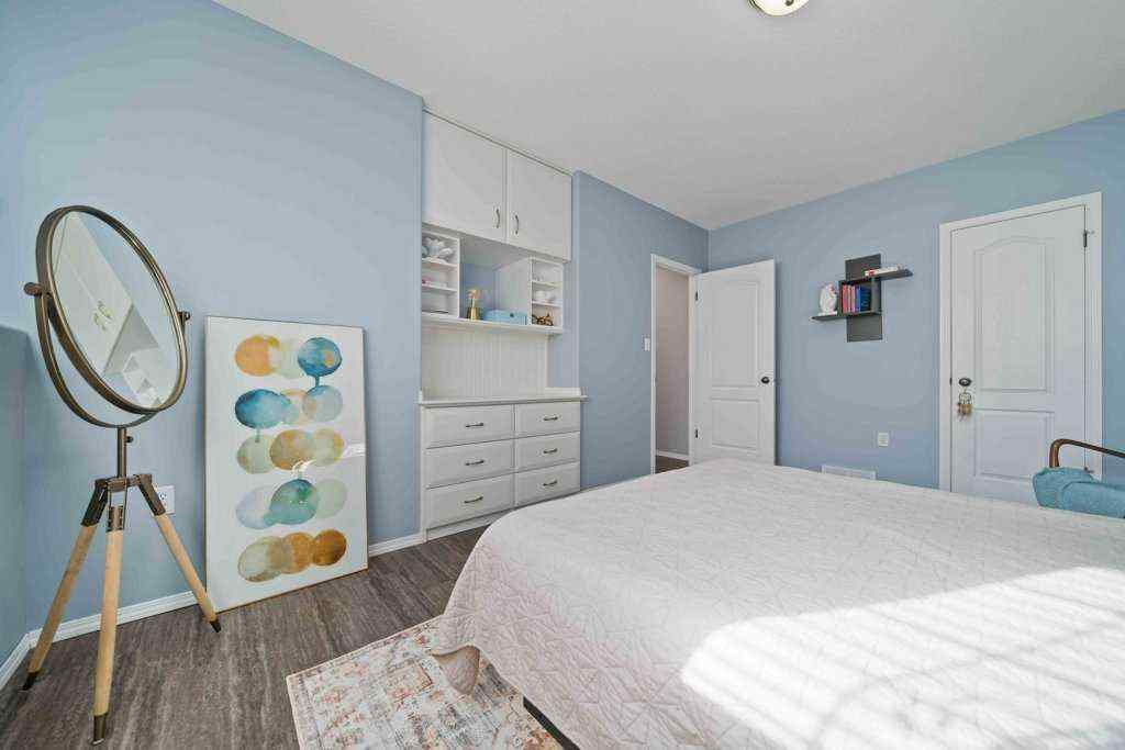 MLS® A2251578 - 2370 Hatcher Drive NE in Northeast Crescent Heights Medicine Hat, Residential