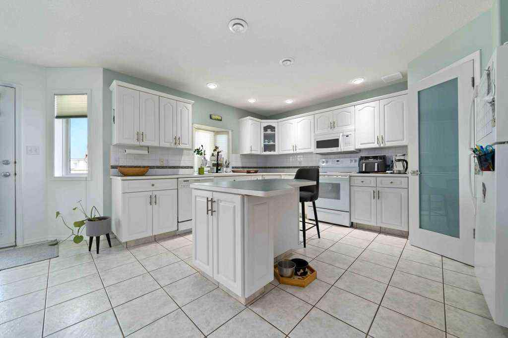 MLS® A2251578 - 2370 Hatcher Drive NE in Northeast Crescent Heights Medicine Hat, Residential