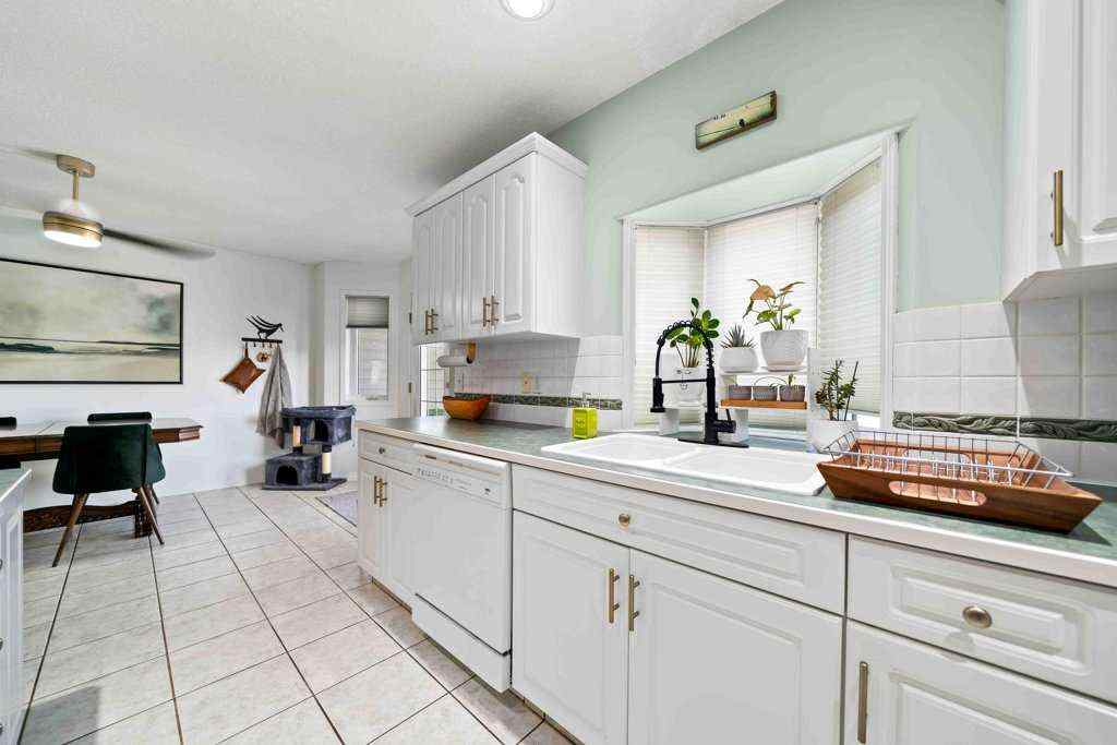 MLS® A2251578 - 2370 Hatcher Drive NE in Northeast Crescent Heights Medicine Hat, Residential