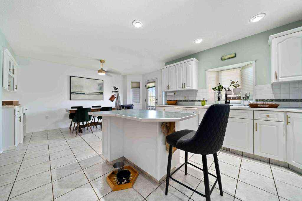 MLS® A2251578 - 2370 Hatcher Drive NE in Northeast Crescent Heights Medicine Hat, Residential