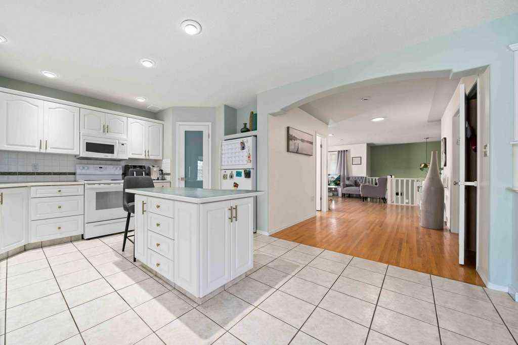 MLS® A2251578 - 2370 Hatcher Drive NE in Northeast Crescent Heights Medicine Hat, Residential