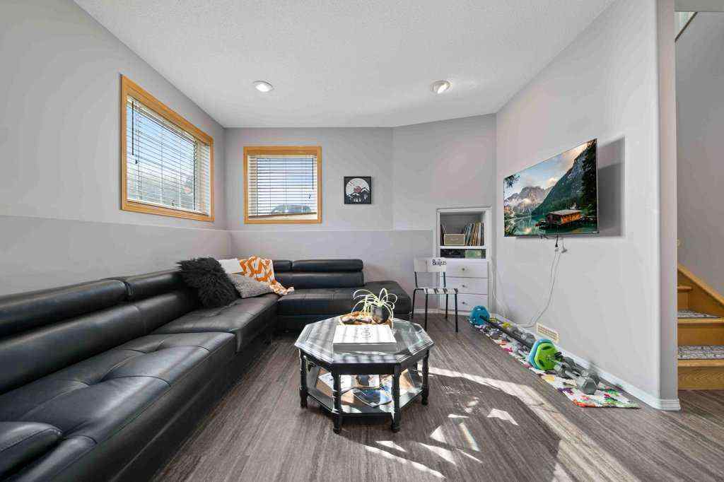 MLS® A2251578 - 2370 Hatcher Drive NE in Northeast Crescent Heights Medicine Hat, Residential