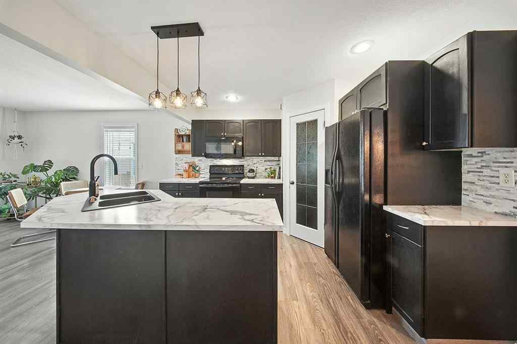 MLS® A2251592 - 4628 45 Street  in Palo Sylvan Lake, Residential
