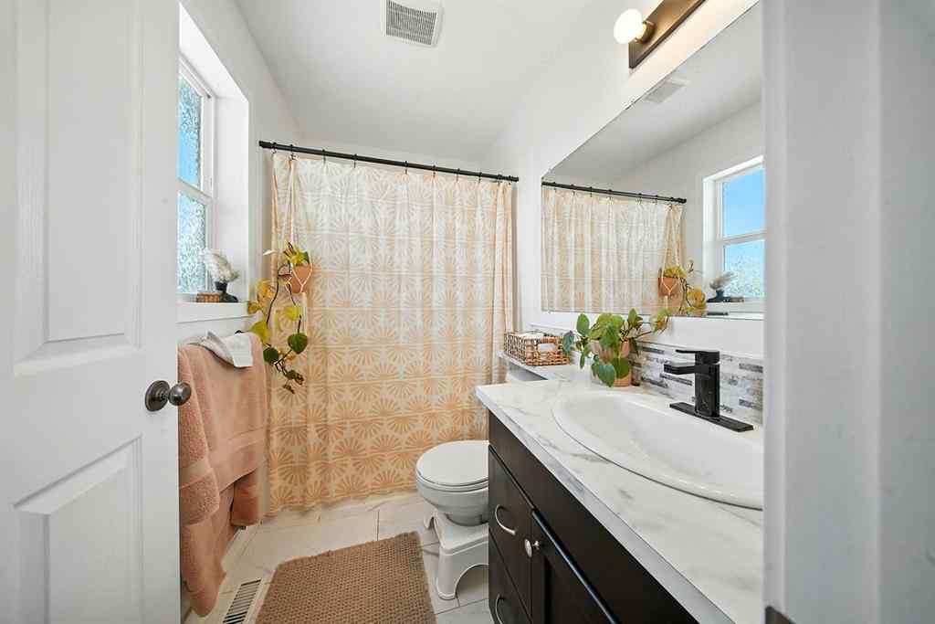 MLS® A2251592 - 4628 45 Street  in Palo Sylvan Lake, Residential