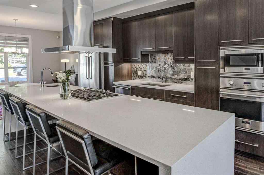 MLS® A2251597 - 1623 Westmount Road NW in Hillhurst Calgary, Residential