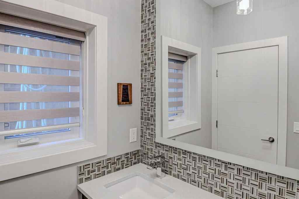 MLS® A2251597 - 1623 Westmount Road NW in Hillhurst Calgary, Residential