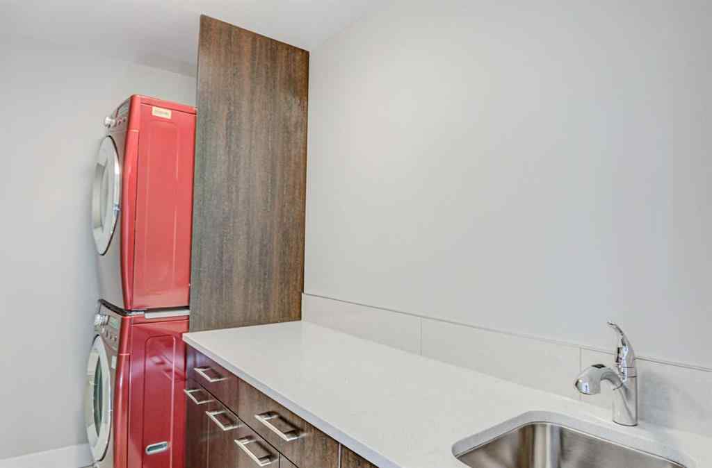 MLS® A2251597 - 1623 Westmount Road NW in Hillhurst Calgary, Residential