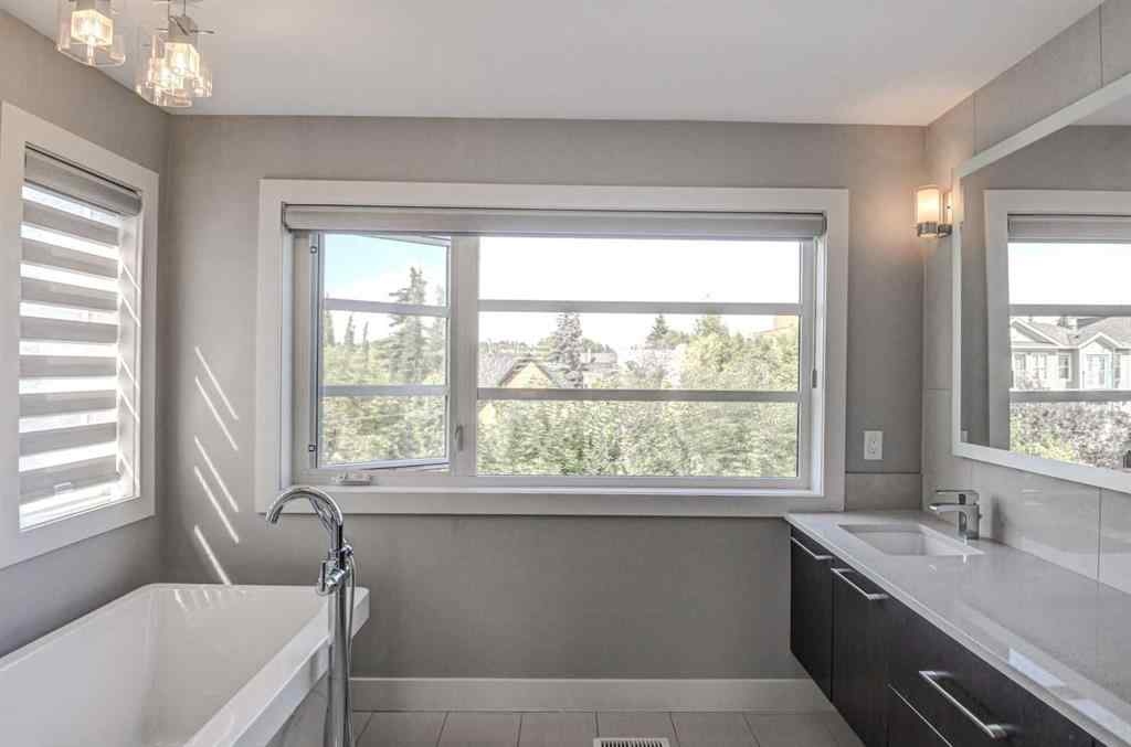 MLS® A2251597 - 1623 Westmount Road NW in Hillhurst Calgary, Residential