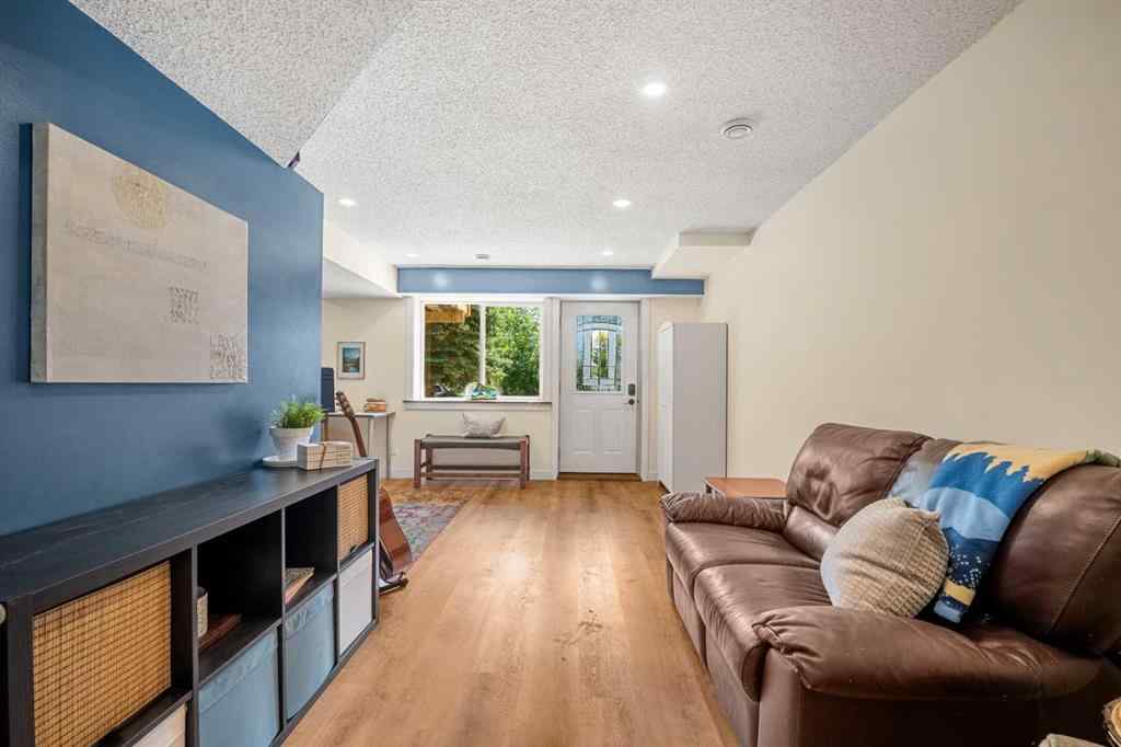 MLS® A2251649 - 926 31 Avenue NW in Cambrian Heights Calgary, Residential