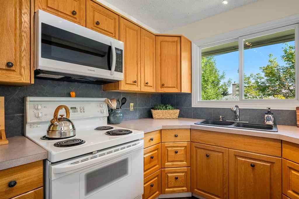MLS® A2251649 - 926 31 Avenue NW in Cambrian Heights Calgary, Residential