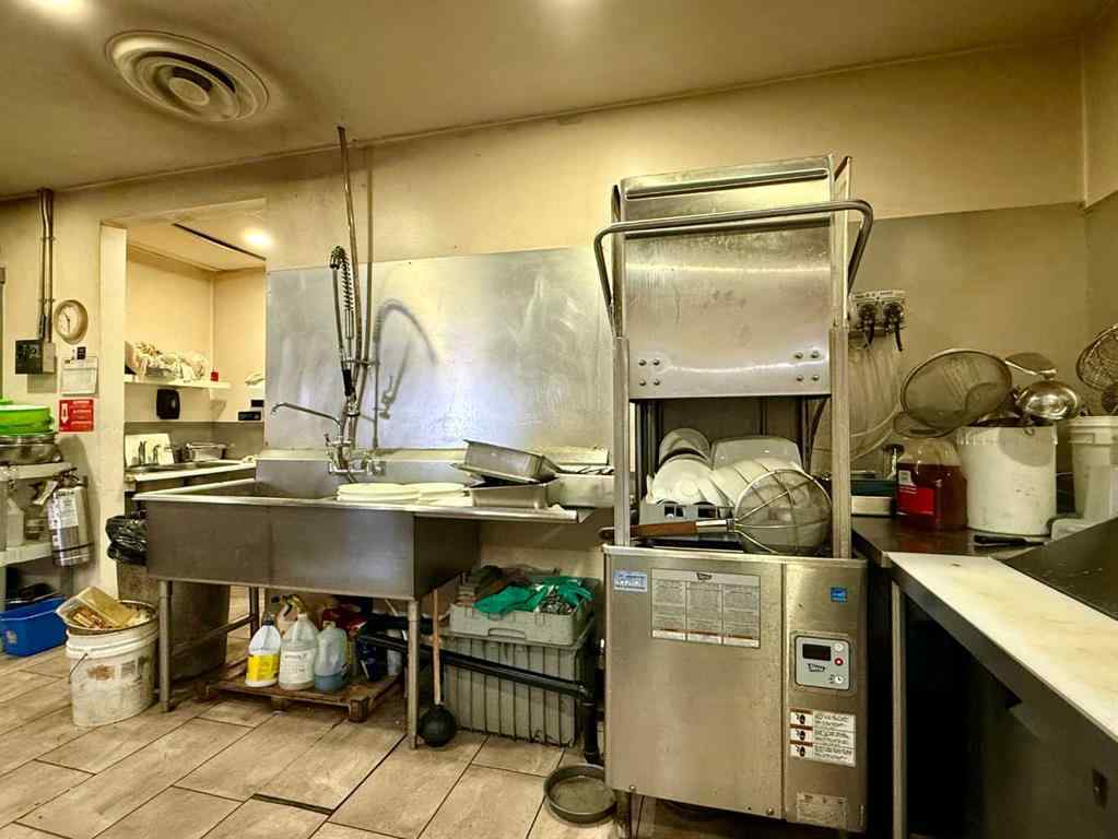 MLS® A2251658 - 1915 31 Street  in Southview Calgary, Commercial