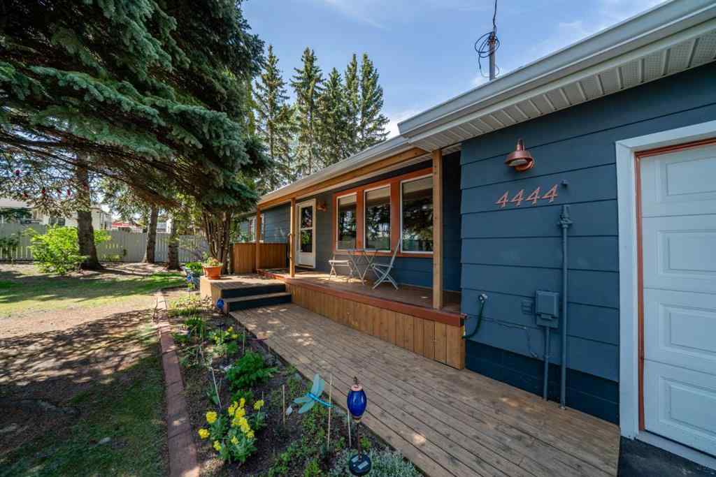 MLS® A2251725 - 4444 50 Street  in Downtown Sylvan Lake, Residential