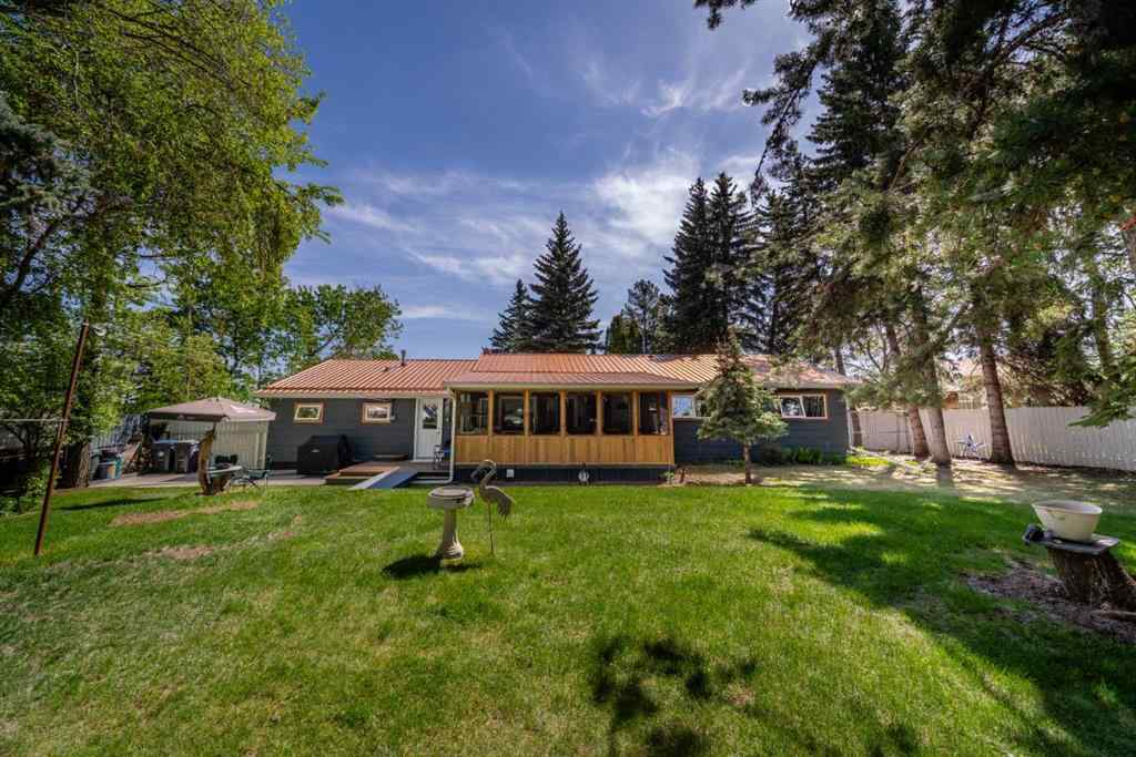 MLS® A2251725 - 4444 50 Street  in Downtown Sylvan Lake, Residential