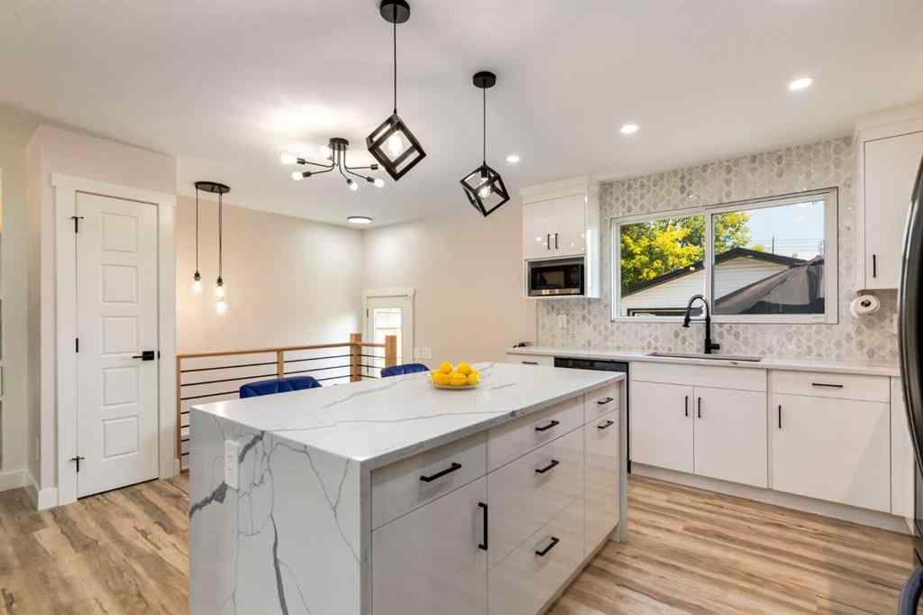 MLS® A2251732 - 392 Cantrell Drive SW in Canyon Meadows Calgary, Residential