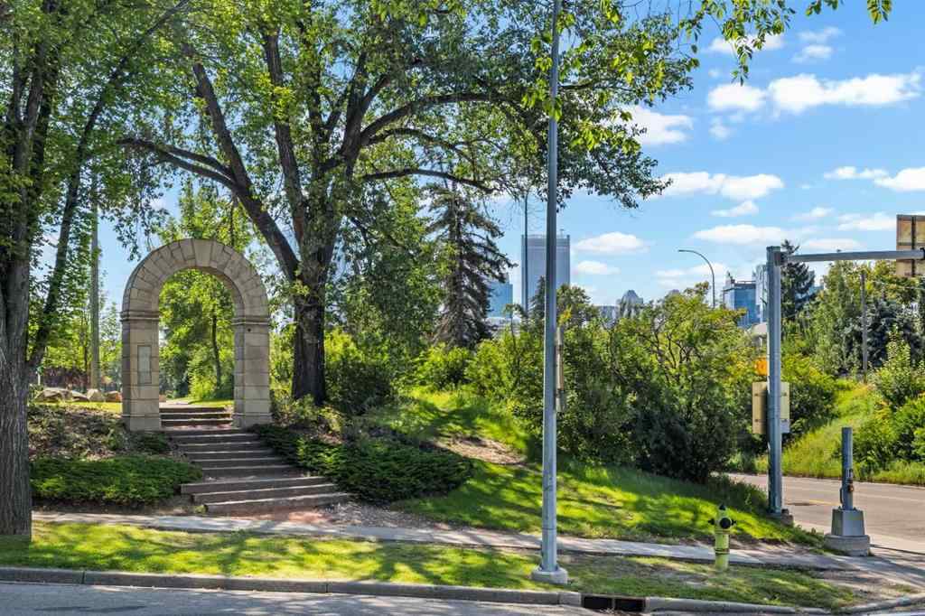 MLS® A2251775 - 120 7 Avenue NE in Crescent Heights Calgary, Residential