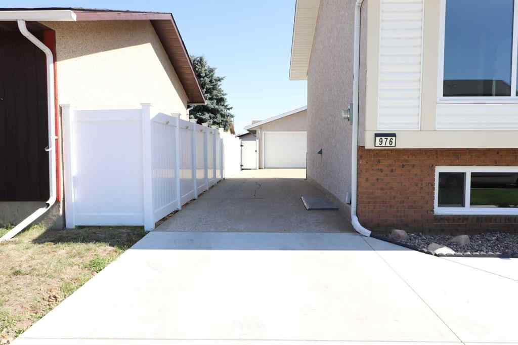 MLS® A2251893 - 976 Ross Glen Drive SE in Ross Glen Medicine Hat, Residential