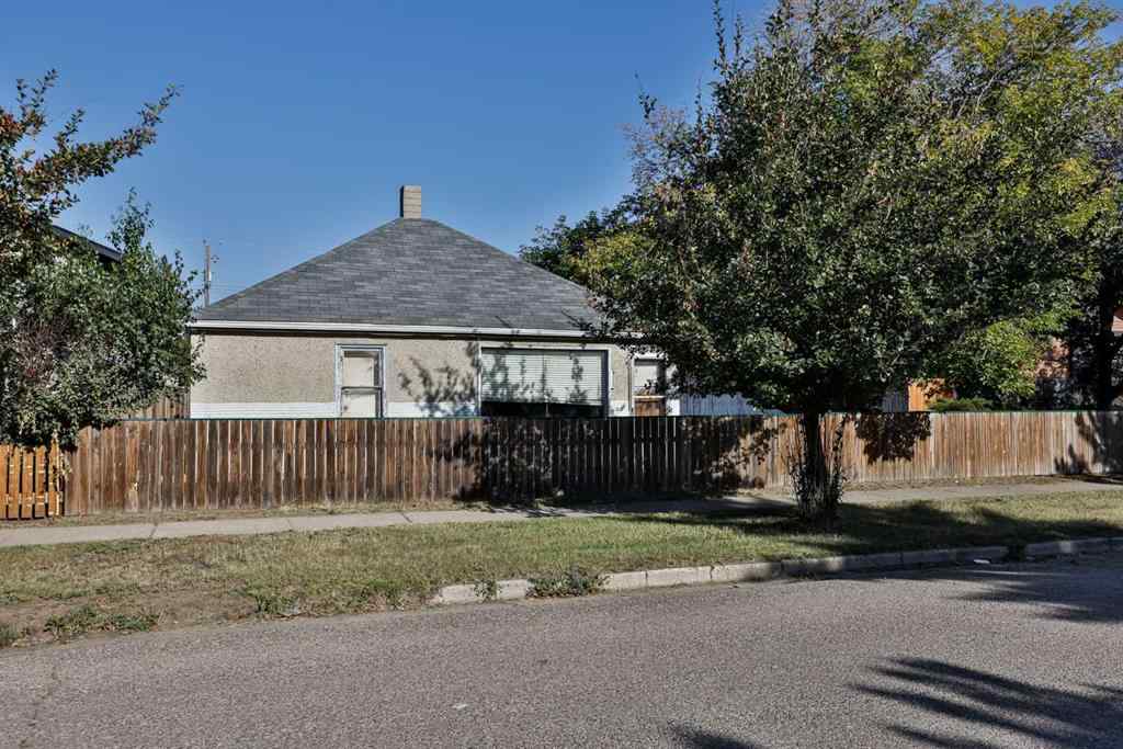 MLS® A2251902 - 915 6 Street N in Staffordville Lethbridge, Residential
