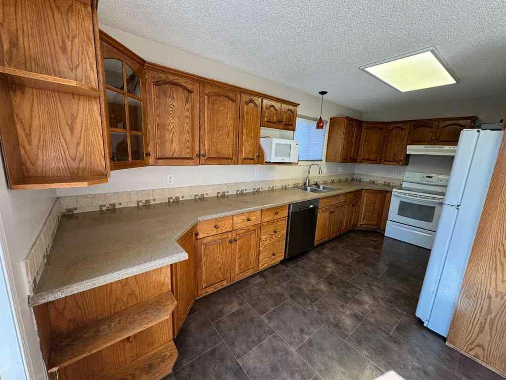 MLS® A2252098 - 898 Birch Street  in NONE Beaverlodge, Residential
