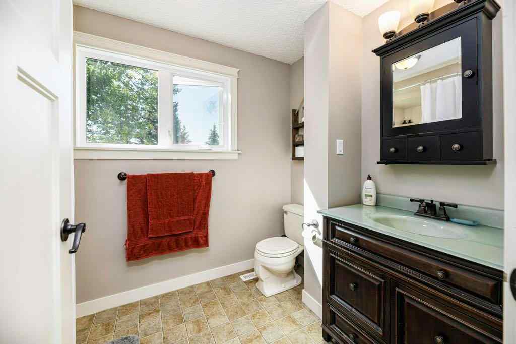 MLS® A2252182 - 33 FAIRWAY Drive  in Fairway Heights Lacombe, Residential