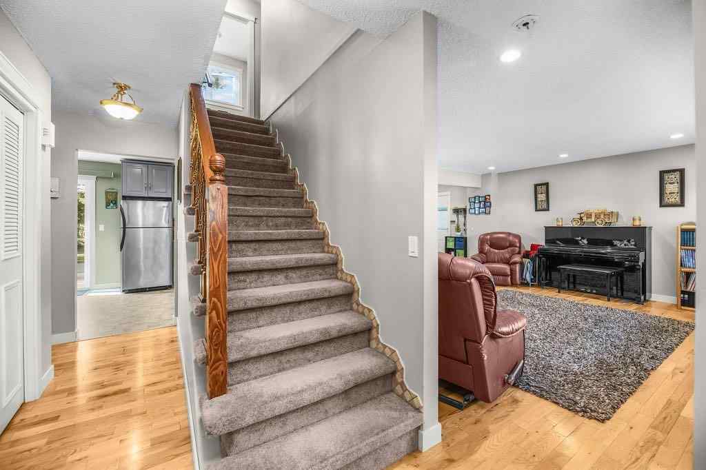 MLS® A2252182 - 33 FAIRWAY Drive  in Fairway Heights Lacombe, Residential