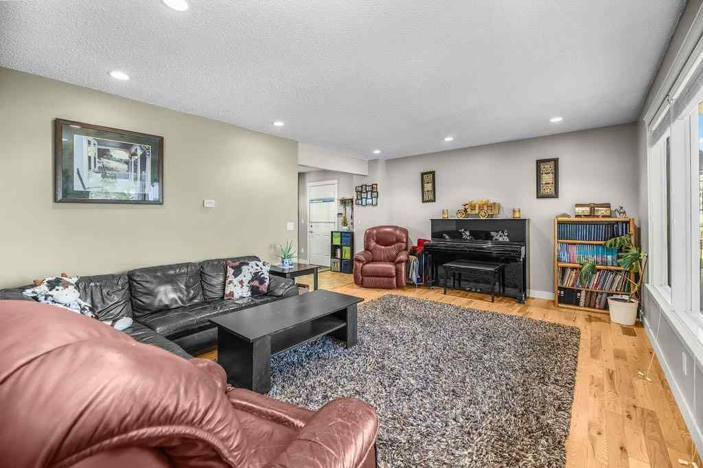 MLS® A2252182 - 33 FAIRWAY Drive  in Fairway Heights Lacombe, Residential