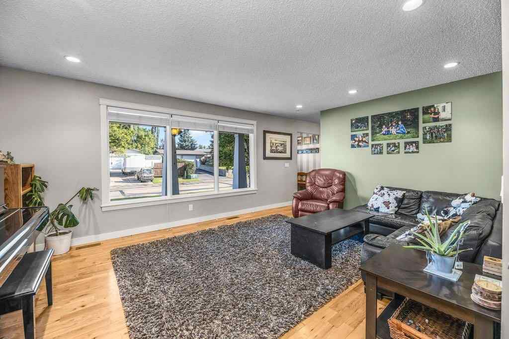 MLS® A2252182 - 33 FAIRWAY Drive  in Fairway Heights Lacombe, Residential