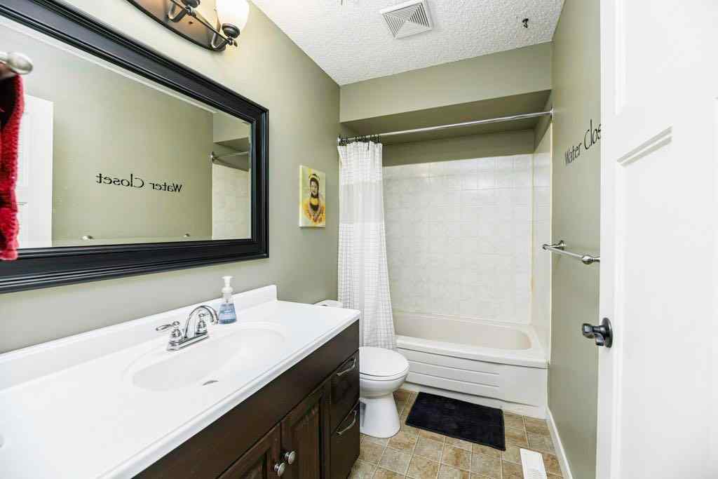 MLS® A2252182 - 33 FAIRWAY Drive  in Fairway Heights Lacombe, Residential