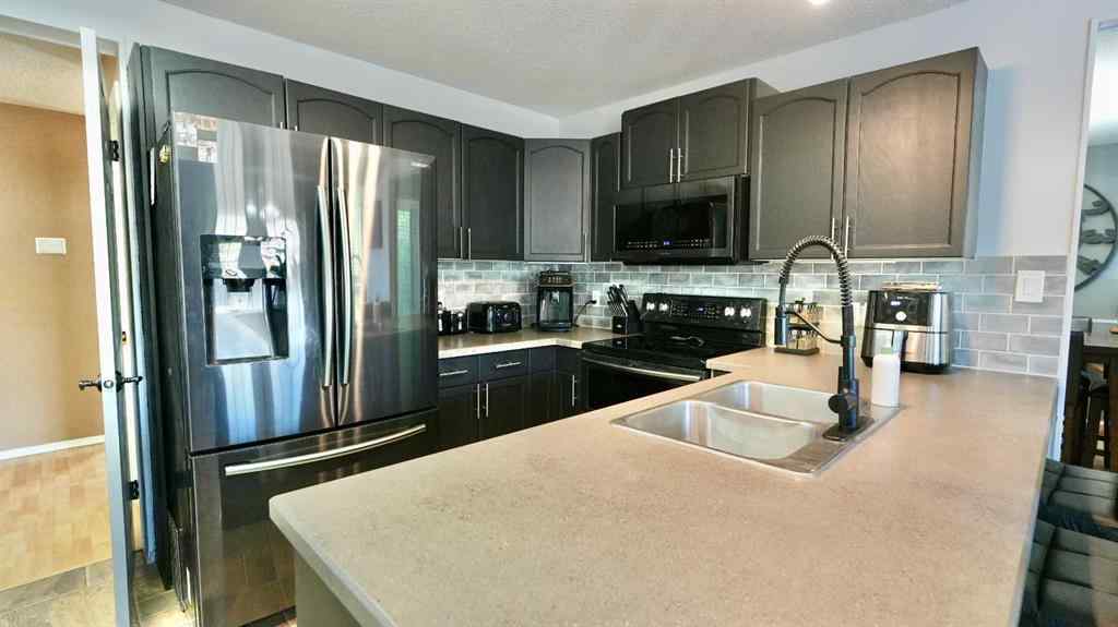 MLS® A2252200 - 10325 83 Street  in Saddleback Ridge Peace River, Residential