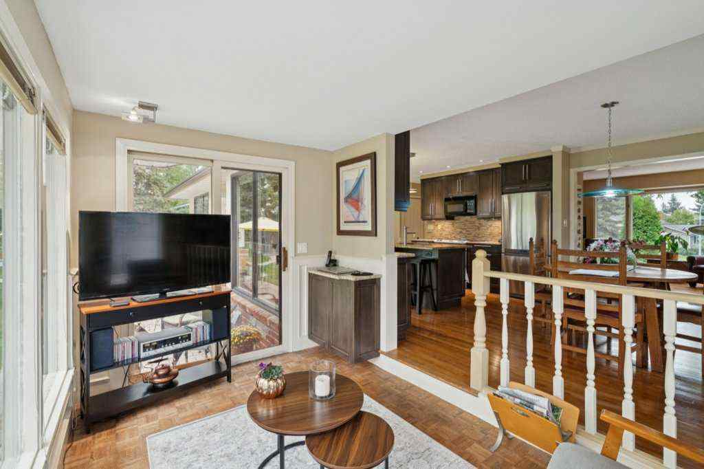 MLS® A2252232 - 318 Oakhill Place SW in Oakridge Calgary, Residential