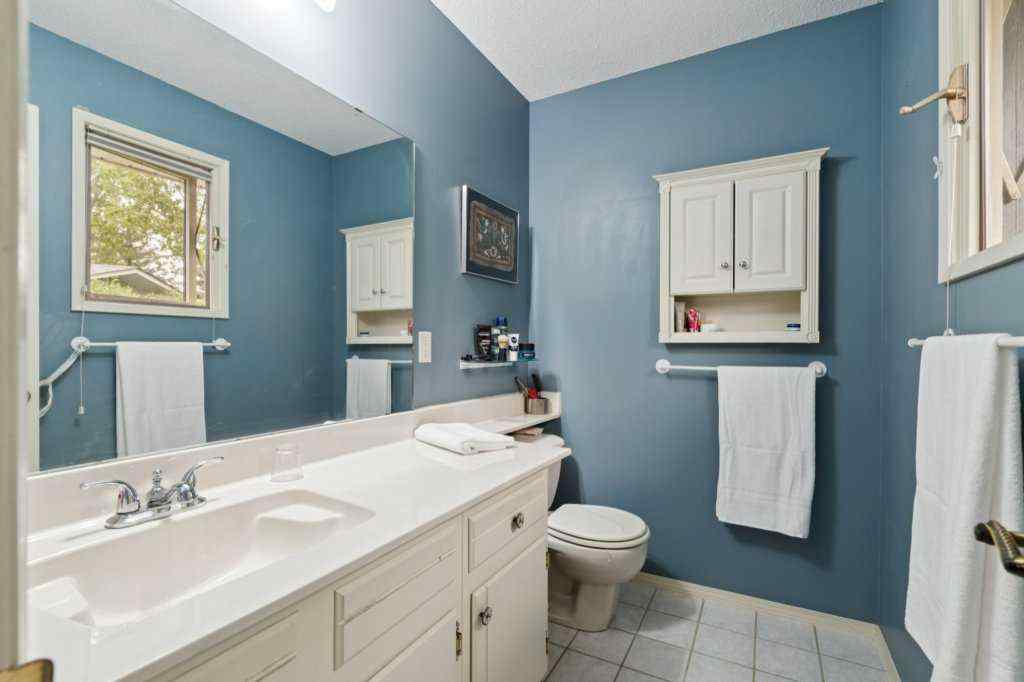MLS® A2252232 - 318 Oakhill Place SW in Oakridge Calgary, Residential