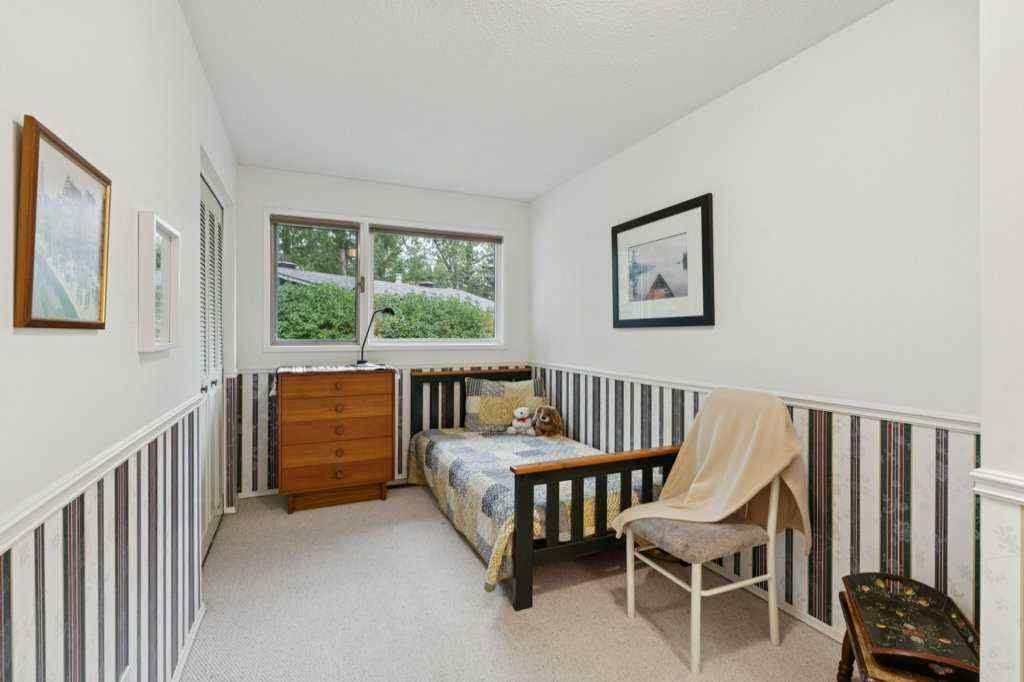MLS® A2252232 - 318 Oakhill Place SW in Oakridge Calgary, Residential