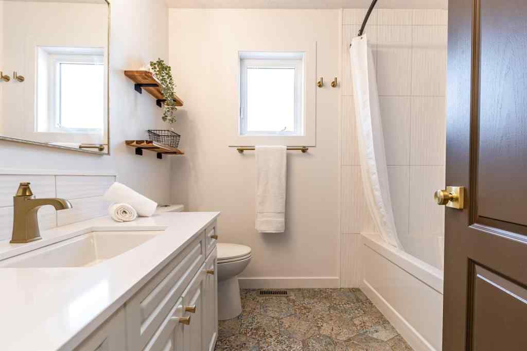 MLS® A2252271 - 129 Sunrise Road SW in SW Southridge Medicine Hat, Residential